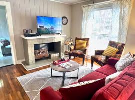 KING BED Family Friendly Cottage - Walk to Zoo & Waterpark - Near Downtown & Midtown, hotel malapit sa National Guard, Hattiesburg