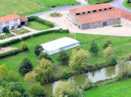 Maison de 2 chambres avec vue sur le lac piscine partagee et jardin clos a Moncoutant, hotel with parking in Moncoutant