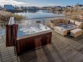 Wren Lodge HM11 HOT TUB Lakeside Spa Property, hotel v destinaci Somerford Keynes