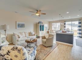 Sweet Dreamin Townhome about 7 Mi to Beach!, hotel en Wrightsville Beach