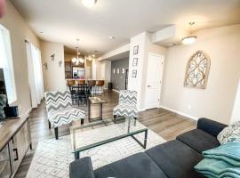 Stylish new home close to downtown, hotell i Colorado Springs