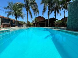Casa com piscina em boraceia a 400 metros da praia，博拉塞亞的度假屋