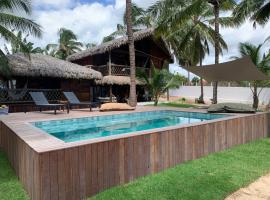 Vila dos Cocos - Praia de Moitas, hotel con piscina en Amontada