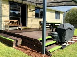 Relax Cabin - Waihi Beach Holiday Home、ワイヒ・ビーチのホテル