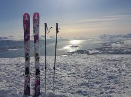 Cozy apartment close to nature, Kvaloya., hotell med parkeringsplass i Kvaløya