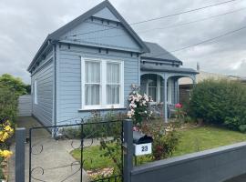 Wee Blue BnB- Central Cosy Villa, cottage in Timaru