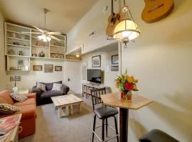 Walk to Water St and River Quaint Saugatuck Apt