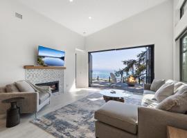 Beachfront Luxury Suite #21 at THE BEACH HOUSE, koča v mestu Campbell River