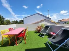 Studio rénové sur le port avec terrasse et parking privatifs, animaux acceptés - FR-1-92-778