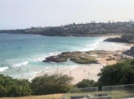 Beachfront Apartment on Bondi to Bronte Walk – hotel przy plaży w mieście Sydney