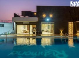 Villa StayVista's Richmond House - Hill-View Haven with Private Pool & Indoor Fun pilsētā Aurangabāda