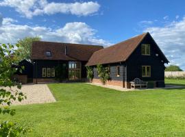 Beautiful country barn with hot tub and amazing views, hotel with parking in Princes Risborough