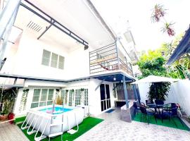 Getaway Villa Bangkok - 4 Bedroom,6 Beds and 5 Bathroom, holiday home in Bangkok