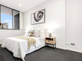 Cozy stylish home in Rhodes, khách sạn có bồn jacuzzi ở Sydney