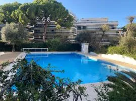 Logement en résidence vacances classe 2 étoiles au bord de mer 4 couchages avec cabine lit superposé et au salon un canapé convertible et piscine à 300 m des transports communs,gare ferroviaire,commerces et plages