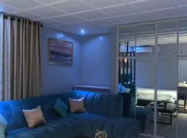 Teal Snug Open-Plan Studio Unit in Lekki Phase 1-Netflix, Wi-Fi, 24-7 Light, Washer, Kitchen