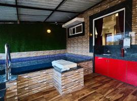 MOUNT BUNGALOWS-1 BEDROOM Private pool chalet -wifi -private pool-ac, hôtel à Lonavala