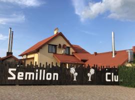 Semillon Club, hotel with parking in Vysloboky