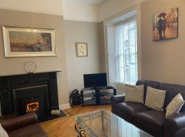 Parisian Style Townhouse, cottage in Carrick on Shannon