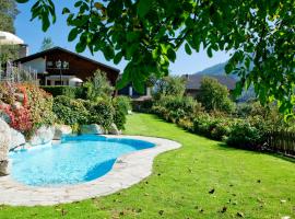 Residence Obermoarhof - comfortable apartments for families, swimmingpool, playing-grounds, Almencard, lejlighedshotel i Vandoies