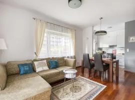 M&R Apartament Airport&Business Marina Mokotów - 4 people - parking - fast WiFi - Netflix - self check-in - terrace - guarded estate - gramophone - 6 min from Chopin Airport