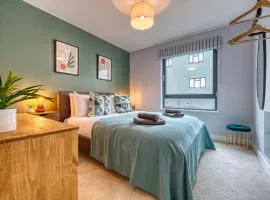2-Bedroom Cosy, Spacious, & Modern City Apartment, Prime Location! Sleeps 6, Southampton Ocean Village - by Blue Puffin Stays