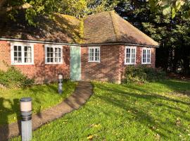 Green Cottage in grounds of Grade II* Frognal Farmhouse, cheap hotel in Sittingbourne