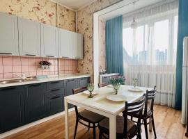 Cozy three-room apartment with Mountain view, hotell i nærheten av Botanical Garden i Almaty