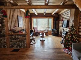 Cozy log cottage, hotel em La Minerve