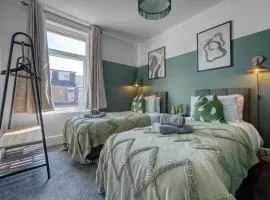 Stunning Design 3-Bedroom Townhouse Retreat in Southsea, Sleeps 8, Chic and Spacious with Free Parking Permit, WORK CONTRACTORS SPECIAL OFFER AVAILABLE! - by Blue Puffin Stays