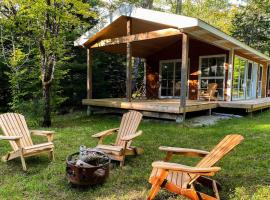 Moose Cabin - Cozy Forest Retreat nearby Lake, casa en East Kemptville