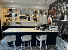 Stunning Italian Cafe Themed Studio Apartment Backing on a Canal, departamento en Airdrie