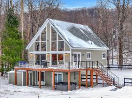 Mountain Cabin overlook Boyne near Nubs W/ Hot Tub, παραθεριστική κατοικία σε Harbor Springs