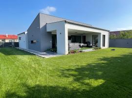 LuxHome by Lake Neusiedl with Jakuzzi, hotel s vířivkou v destinaci Fertőszentmiklós