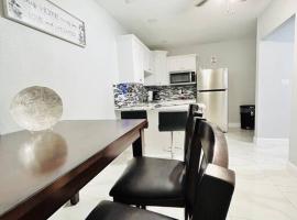 Grey Novo Studio + free-parking&wifi, self catering accommodation in Tampa