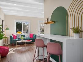 Classic Beach Bungalow - Parking, Private Patio & Pet Friendly!, bungalow in San Diego