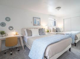 Seaside Serenity 1-BR Apt with peek-a-boo sound views, apartamento en Seattle