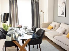 Modern, comfy 2 bedroom flat in Hatfield town centre, hotel con parking en Hatfield
