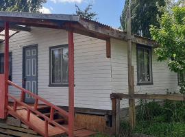 Refugio de Tranquilidad: Cabaña de 2 Dormitorios con WiFi y Estacionamiento Privado en Río Bueno, poceni hotel v mestu Río Bueno