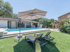 Villa with swimming pool within the Luberon, hotel in Oppède