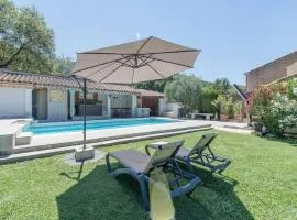 Villa with swimming pool within the Luberon