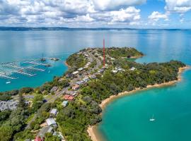 Kennedy Point Seascape บ้านพักในPutaki Bay