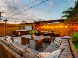 Pacific Paradise - Large Patio, Hot Tub, Short Walk to Beach, & Parking, cabaña en San Diego