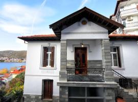 Κομψό & πολυτελές νεοκλασικό στο κέντρο της πόλης, hytte i Kastoria