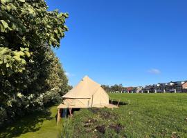 Bell Tent, kamp s luksuznim šatorima u gradu 'Warmond'