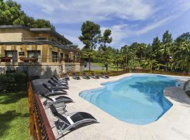 New Play Lake Villa, cottage in Salou