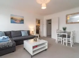 Light and airy 1 bedroom flat 700m from the Beach