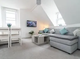 Light airy 3 bed Town Cntr flat 700m to the Beach