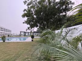 Inara Farms, casa rústica em Lucknow