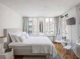 Jordaan Suite bed and bubbles